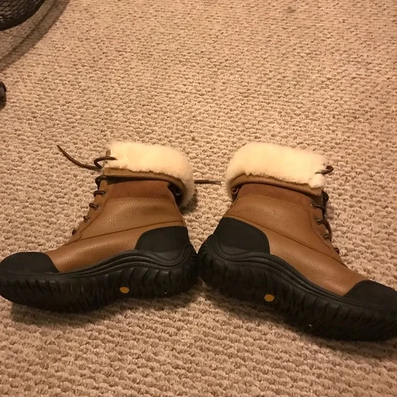 COPY - Ugg Snow boots - Picture 2 of 6